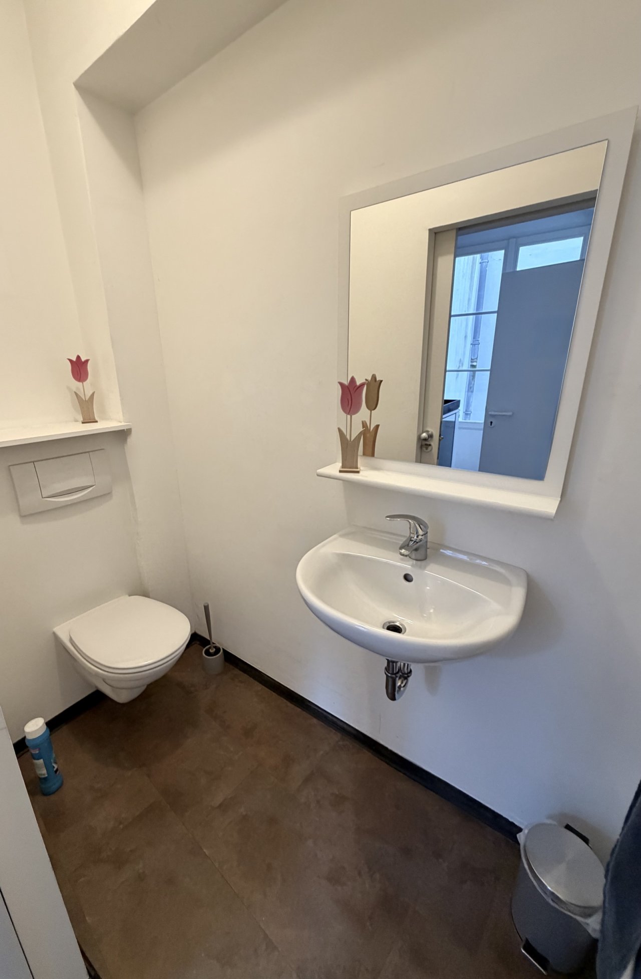 Modernes Gäste-WC mit Tageslicht und wandhängendem Komfort