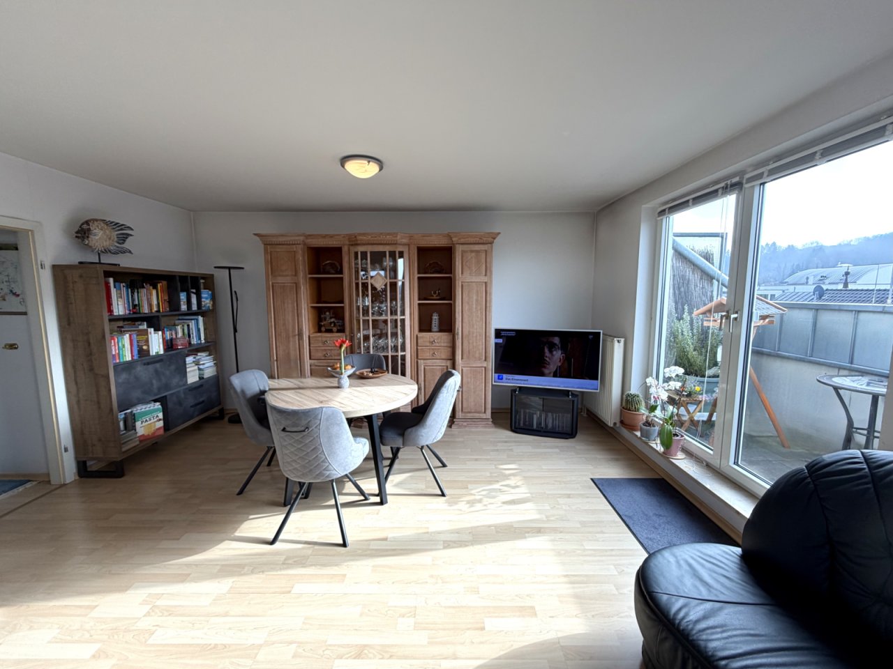 Helles Wohnzimmer mit gemütlicher Sitzecke