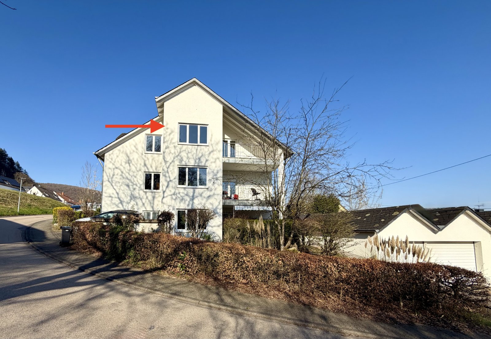 Helles Dachgeschoss mit großzügigen Fenstern und Balkonzugang