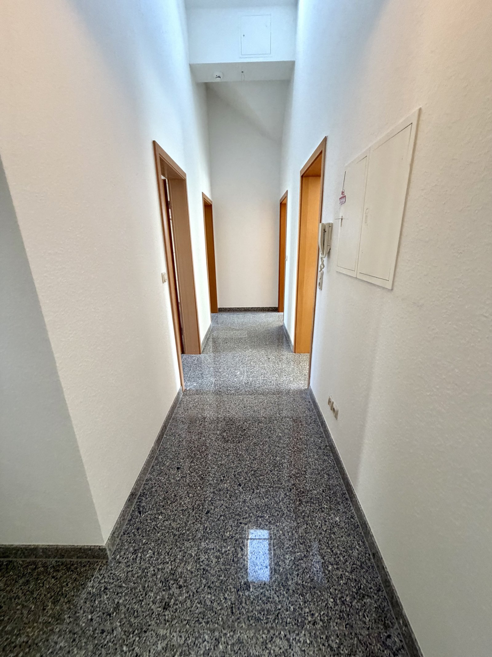 Praktischer Flur mit direktem Zugang zu allen Räumen