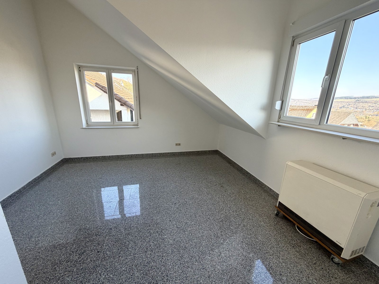 Helles Dachzimmer mit Panoramablick und vielfältigen Nutzungsmöglichkeiten