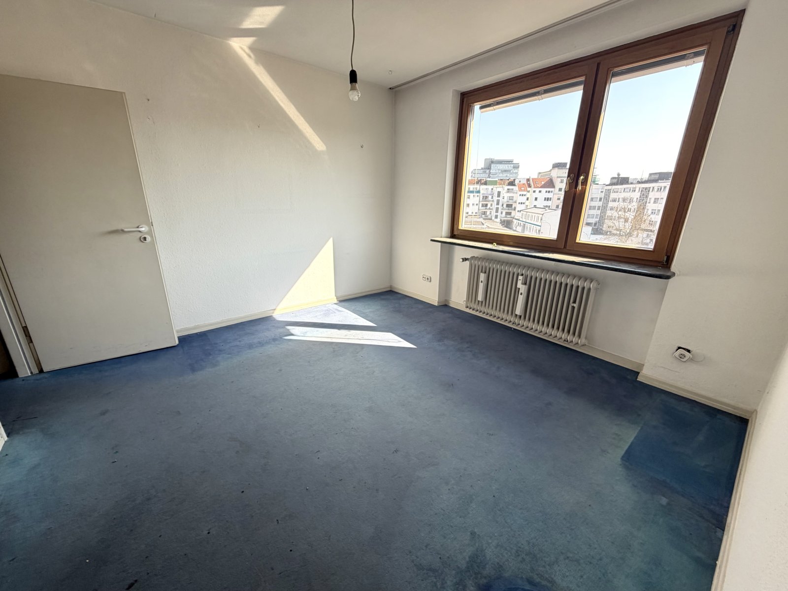 Helles Zimmer mit Panoramafenstern und Tageslichtdurchflutung