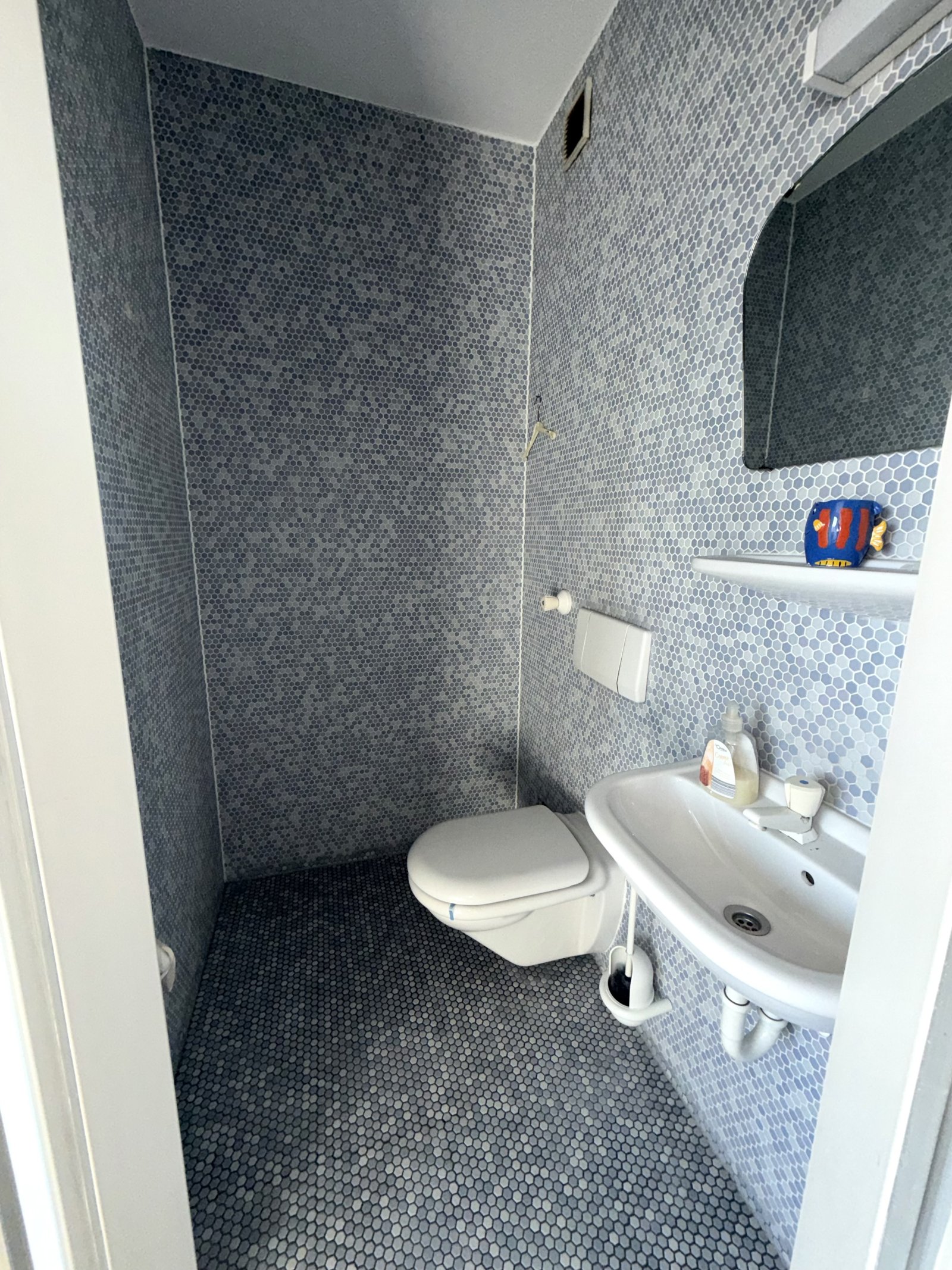 Modernes Badezimmer mit hochwertige Mosaikfliesen und praktischem Waschtisch