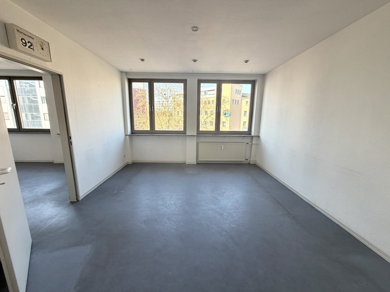 Helles Büro mit optimaler Fensterfront und flexibler Raumnutzung