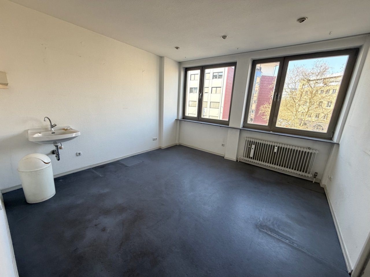 Helles Büro mit großflächigen Fenstern und praktischer Ausstattung