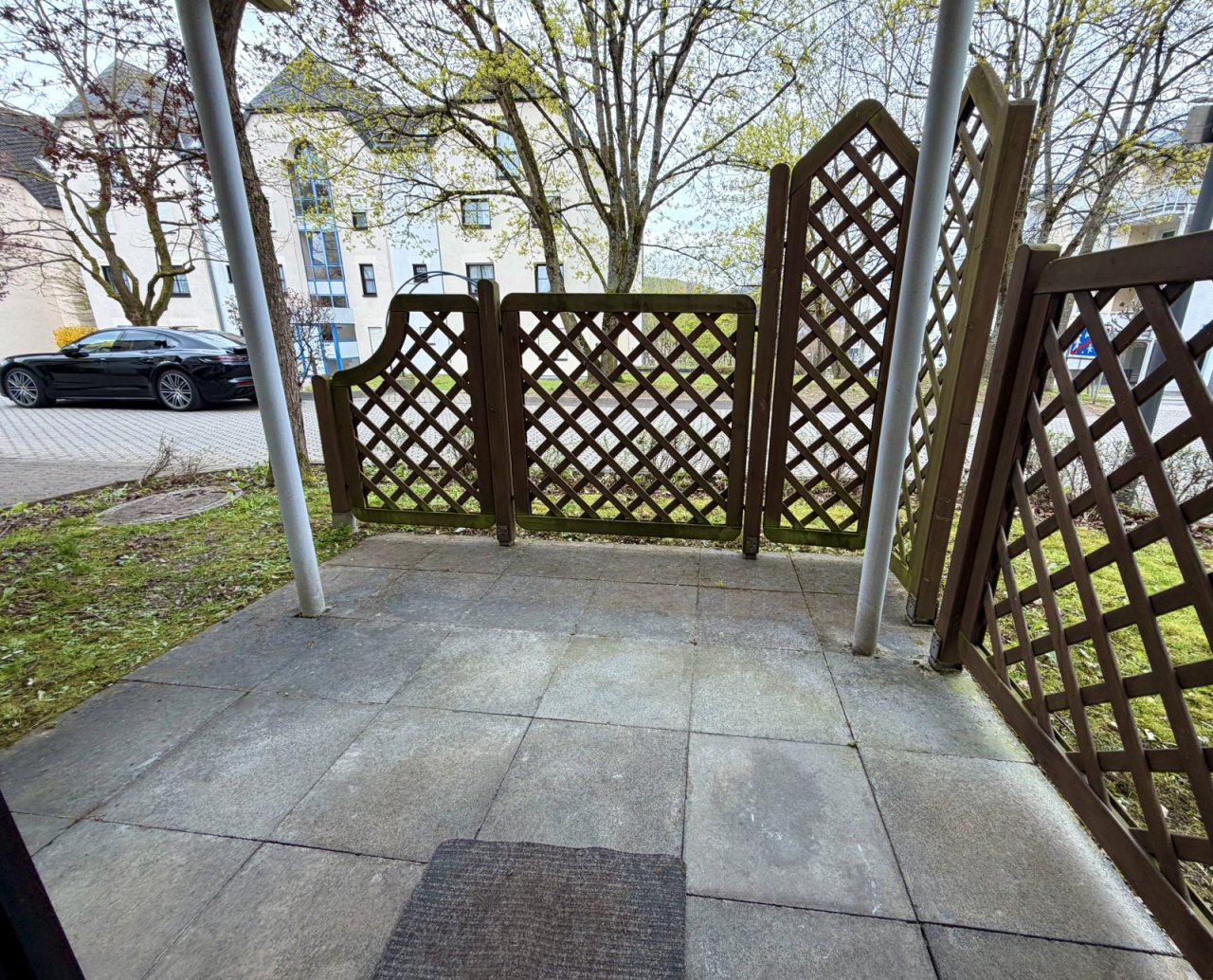 Geschützte Terrasse mit eleganter Rankgitterumrandung