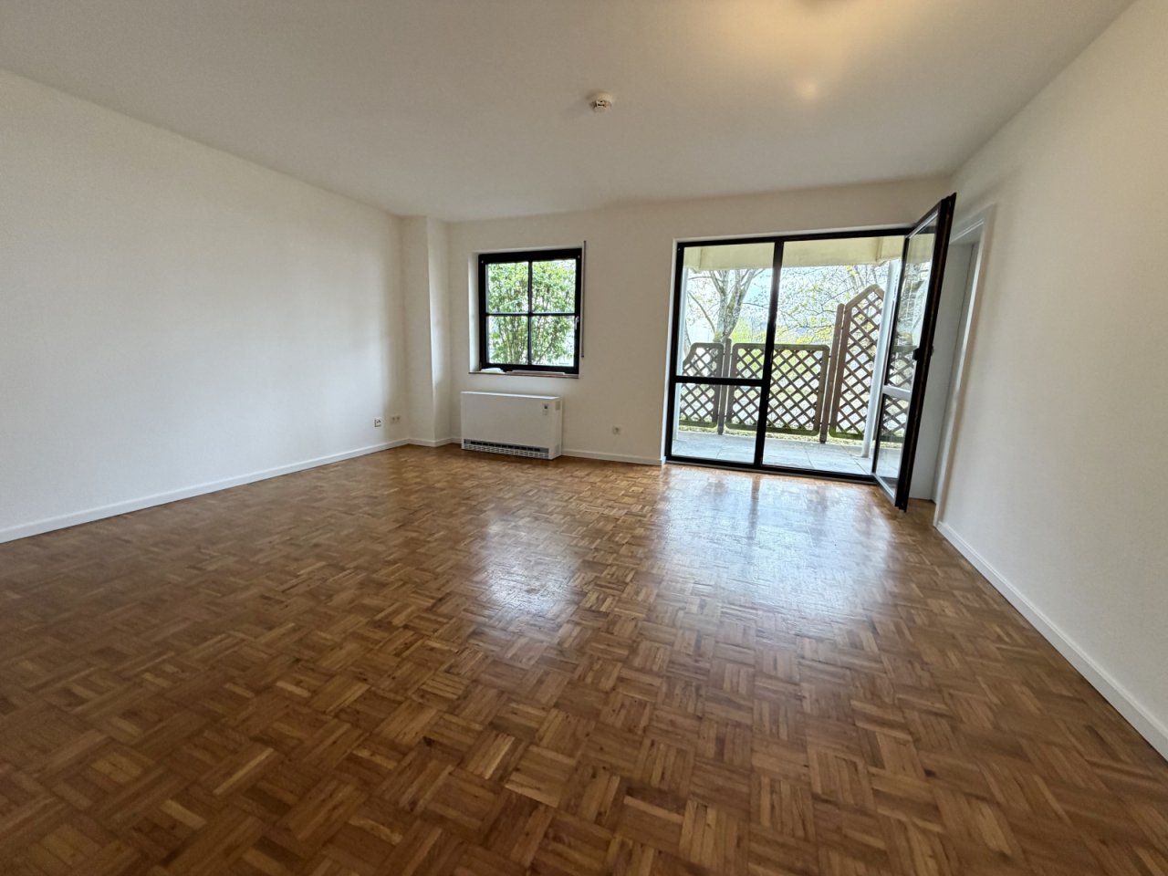 Helles Wohnzimmer mit direktem Terrassenzugang und Panoramafenstern