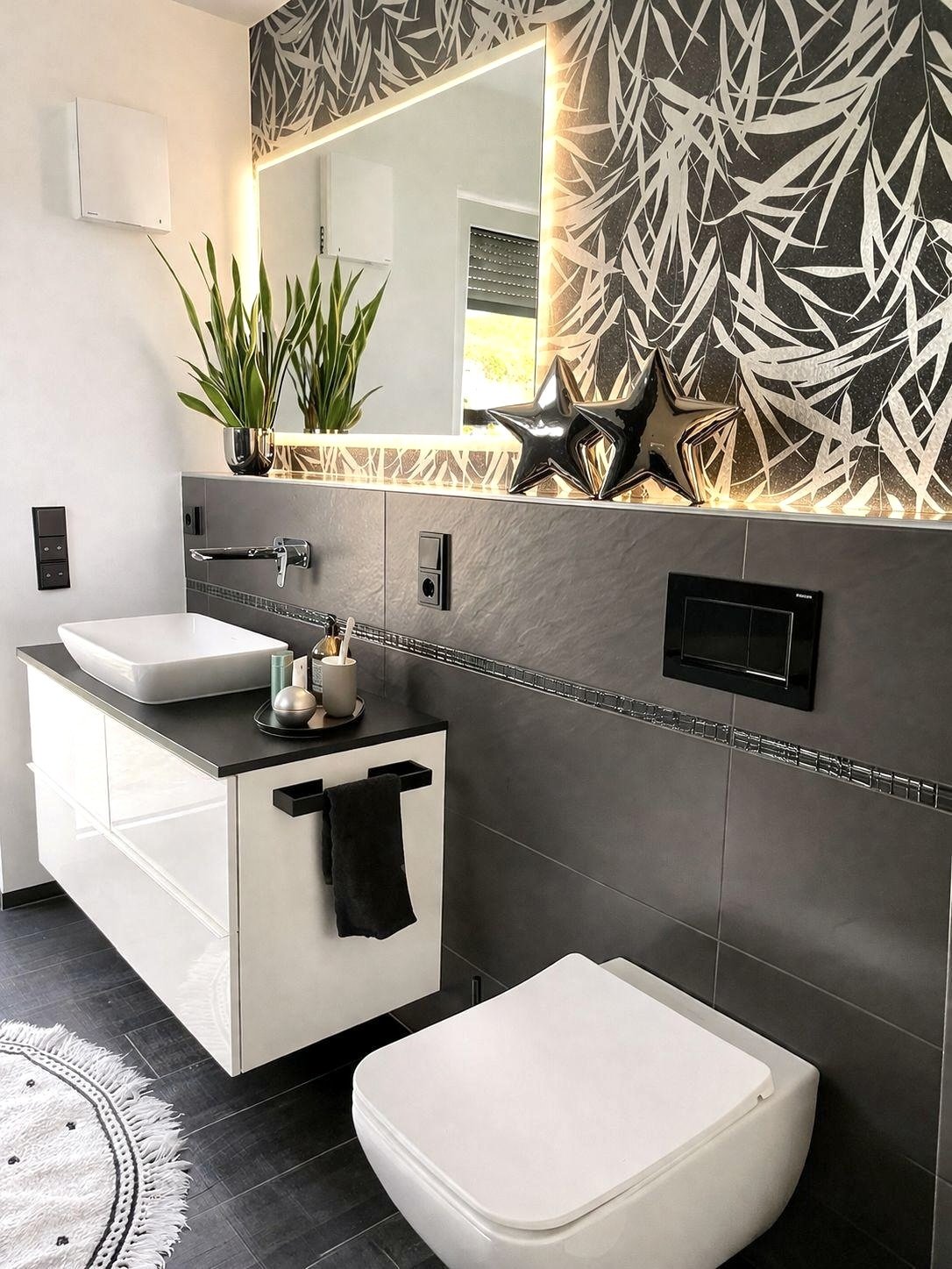 Modernes Bad mit LED-Spiegelelement und hochwertiger Wandgestaltung