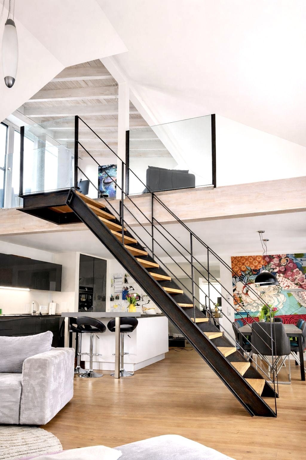 Offene Galerie mit Stahltreppe und Oberlichtern – perfekte Raumverbindung