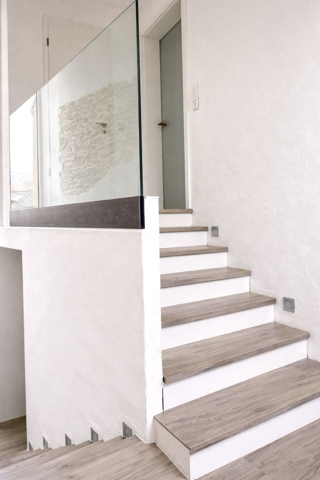 Moderne Treppe mit Holzstufen und durchdachtem Handlaufkonzept