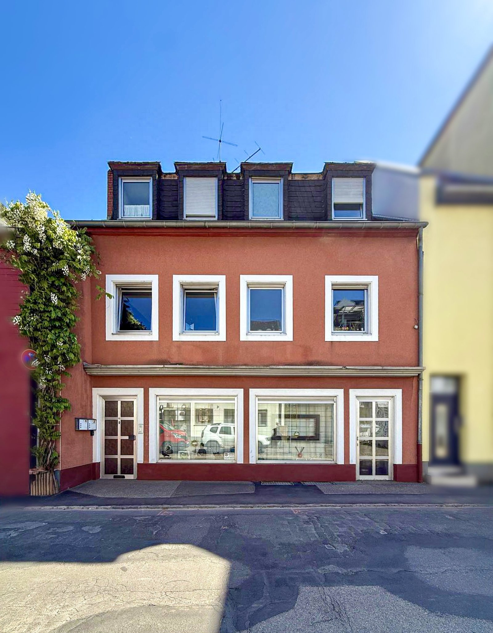 Wohn- und Geschäftshaus mit attraktiver Ladenfront und ausgebautem Dachgeschoss