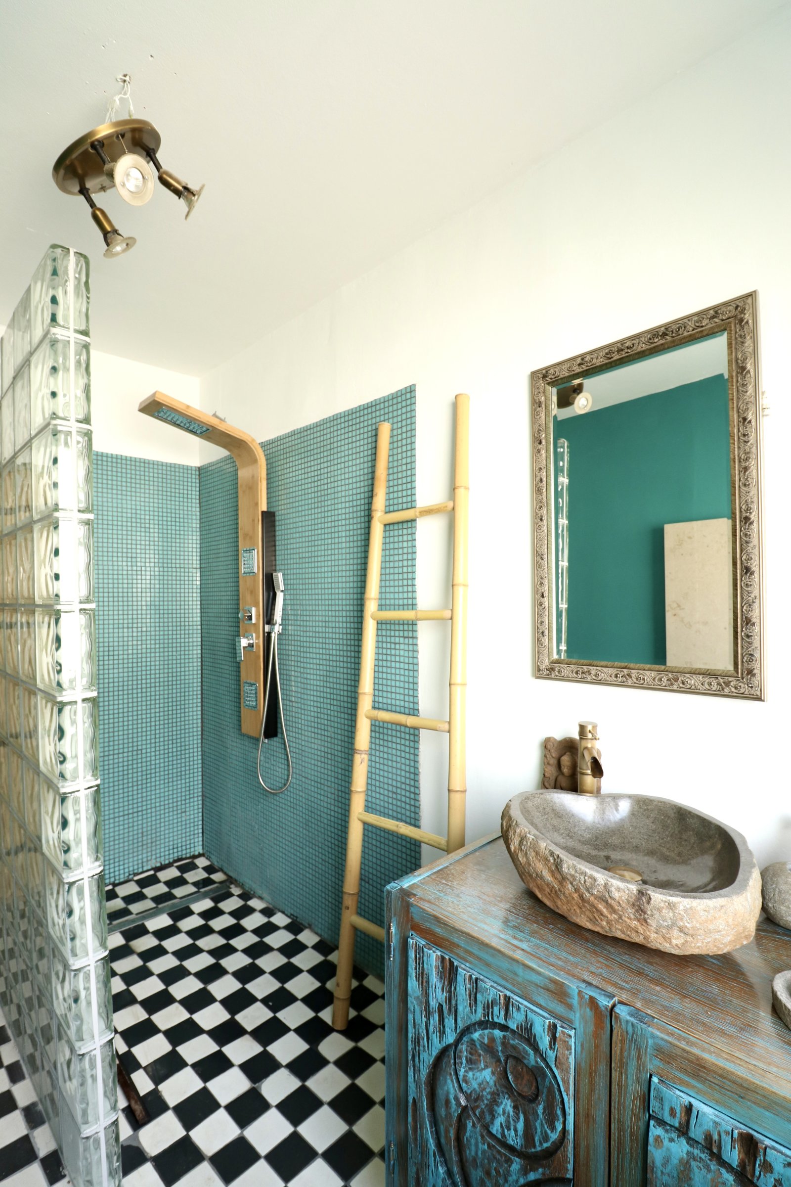 Modernes Badezimmer mit begehbarer Dusche und hochwertigen Sanitäreinrichtungen