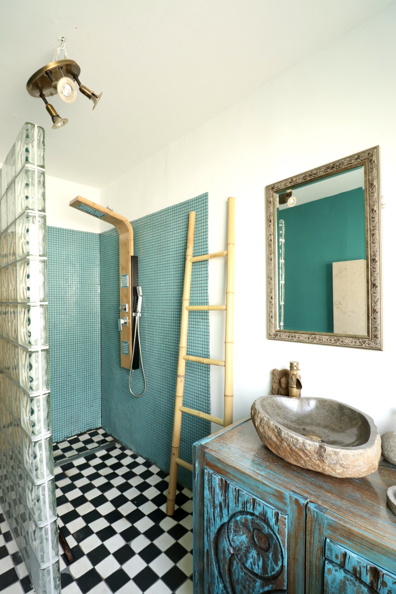 Modernes Badezimmer mit begehbarer Dusche und hochwertigen Sanitäreinrichtungen