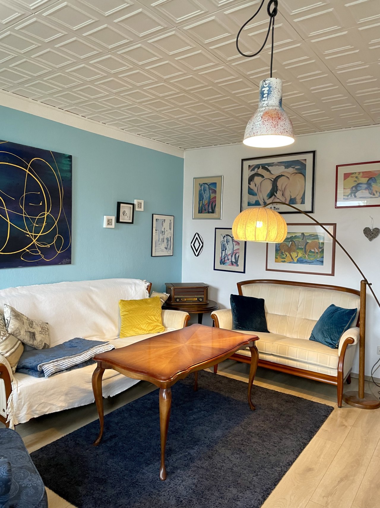 Wohnzimmer mit eleganter Kassettendecke und flexiblem Raumkonzept