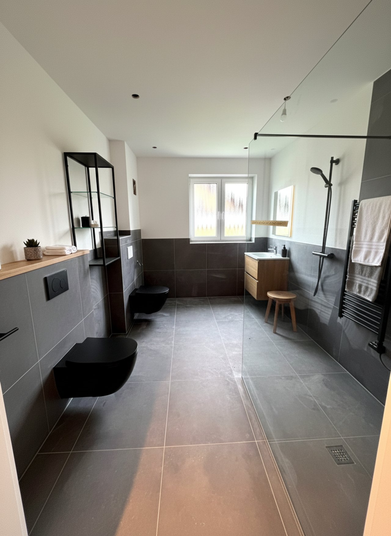 Modernes Badezimmer mit bodengleicher Dusche und Doppelwaschtisch Modernes Badezimmer mit bodengleicher Dusche und Doppelwaschtisch