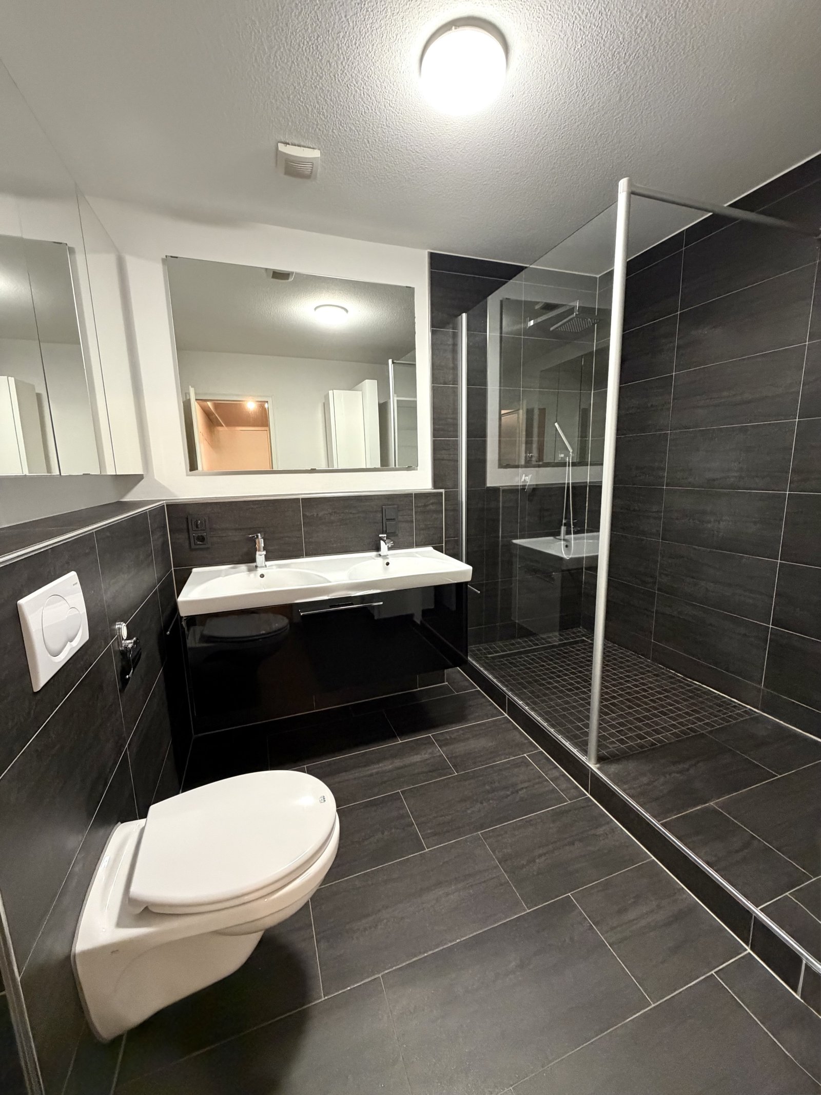 Modernes Badezimmer mit begehbarer Dusche und Doppelwaschtisch Modernes Badezimmer mit begehbarer Dusche und Doppelwaschtisch
