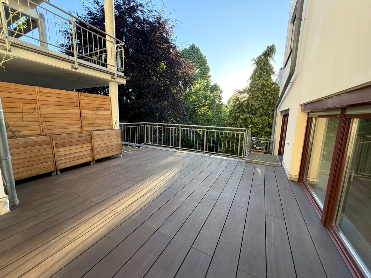 Großzügige Terrasse mit hochwertiger Holzoptik-Belägen und Edelstahlgeländer Großzügige Terrasse mit hochwertiger Holzoptik-Belägen und Edelstahlgeländer