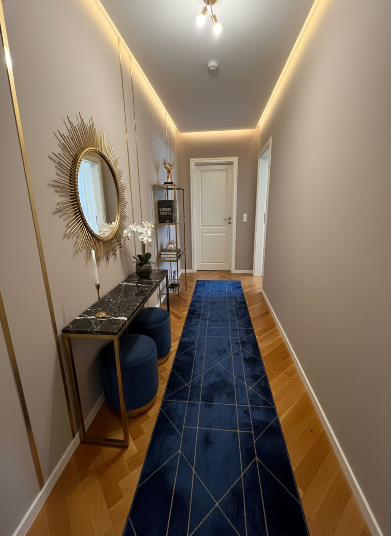 Eleganter Flur mit indirekter Deckenbeleuchtung und Parkettboden Eleganter Flur mit indirekter Deckenbeleuchtung und Parkettboden