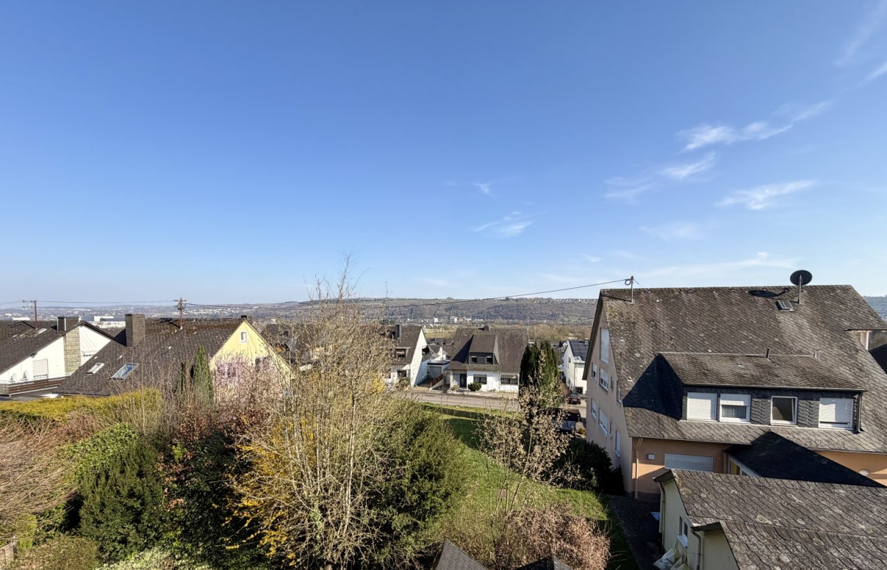 Weitläufige Panoramablicke über die Landschaft vom erhöhten Grundstück Weitläufige Panoramablicke über die Landschaft vom erhöhten Grundstück