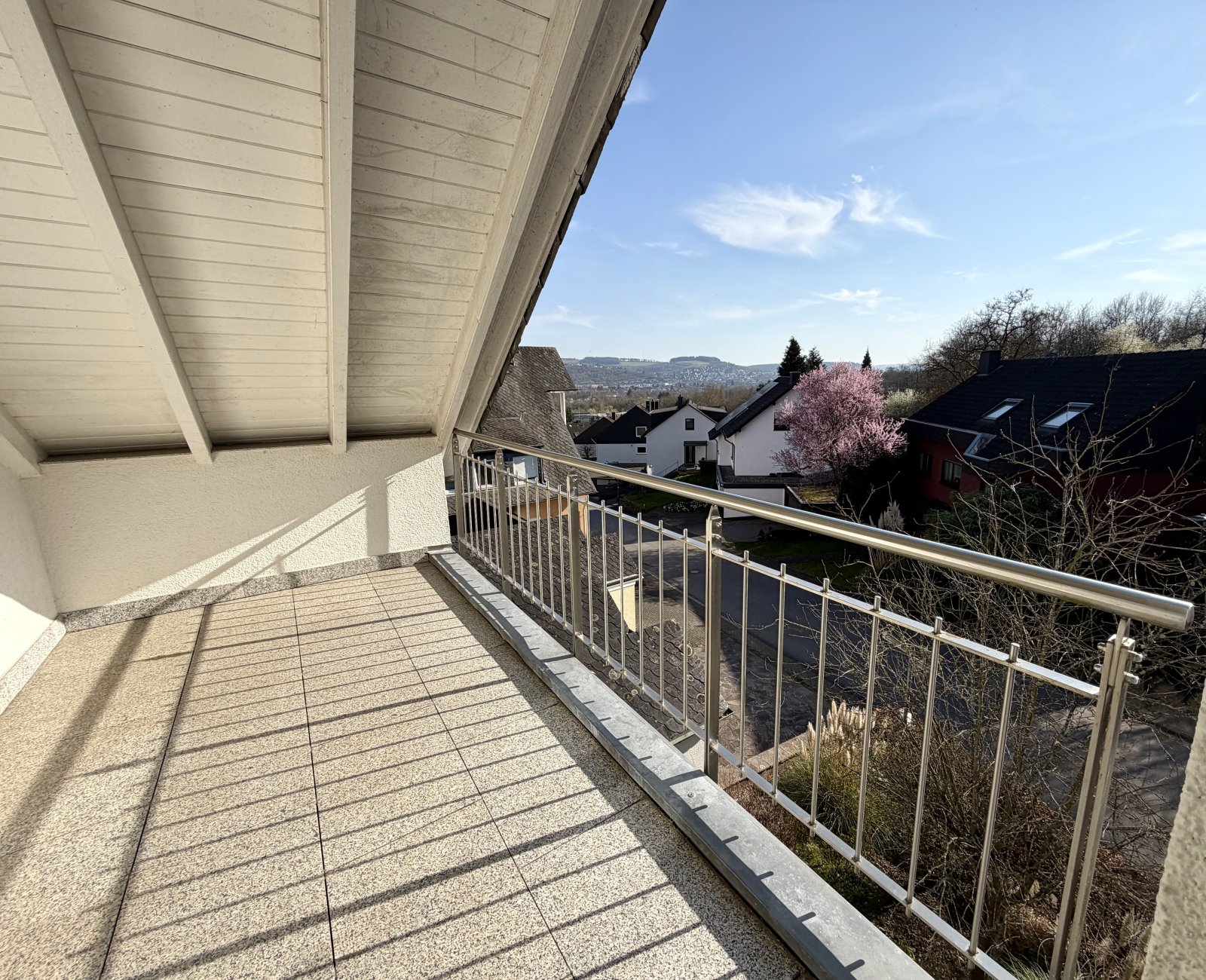 Balkon mit Panoramablick und hochwertiger Edelstahlgeländer Balkon mit Panoramablick und hochwertiger Edelstahlgeländer