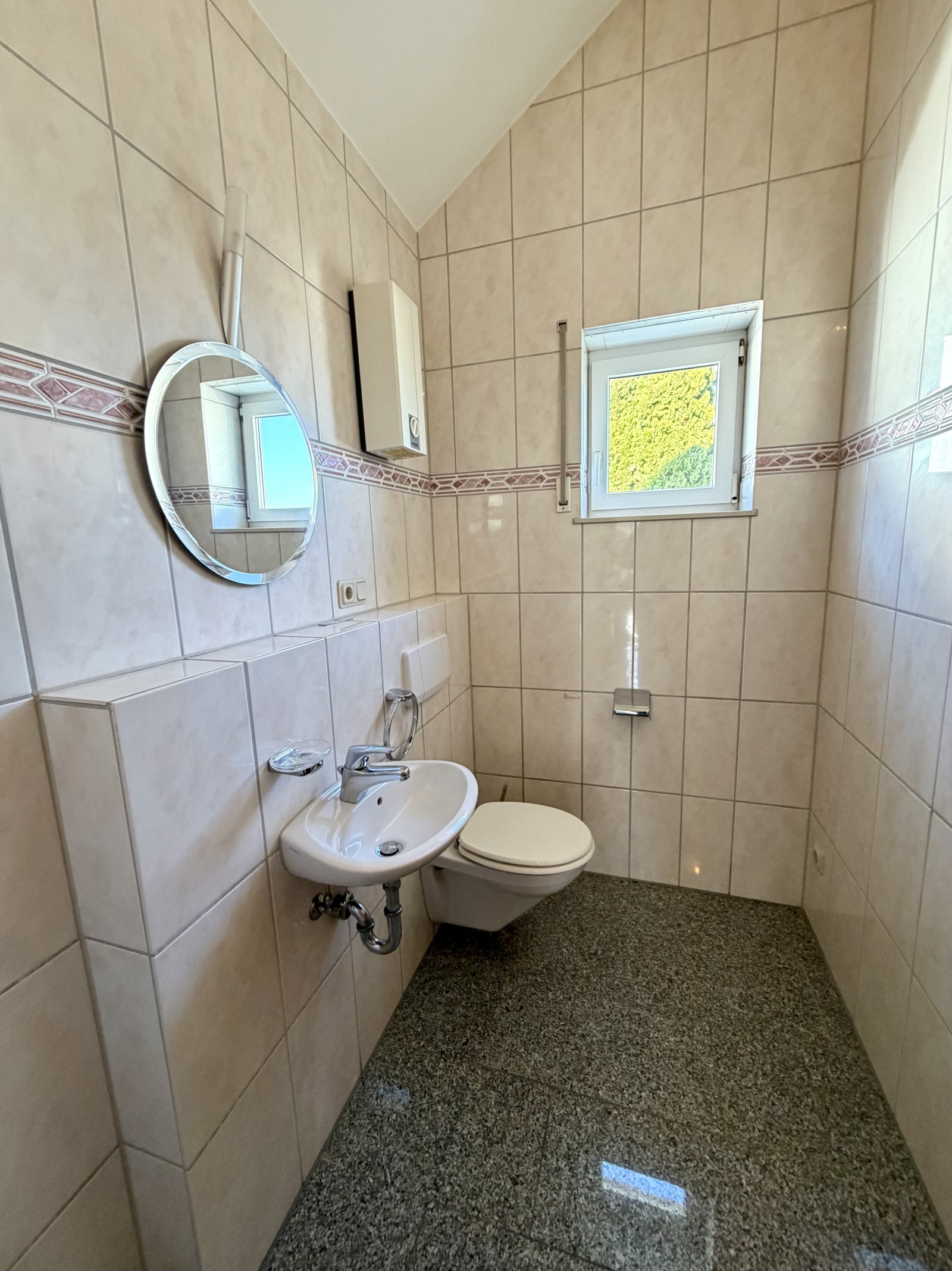 Praktisches Gäste-WC mit Fenster und hochwertiger Sanitärausstattung Praktisches Gäste-WC mit Fenster und hochwertiger Sanitärausstattung