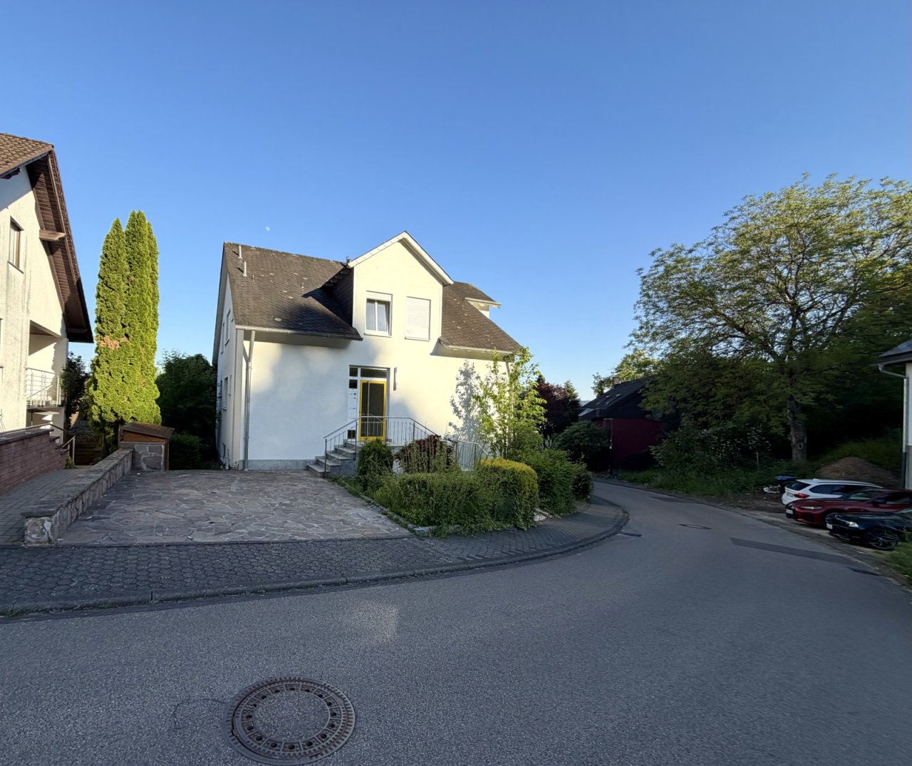 Charmantes Mehrfamilienhaus mit gepflasterter Zufahrt und großzügigem Grundstück Charmantes Mehrfamilienhaus mit gepflasterter Zufahrt und großzügigem Grundstück