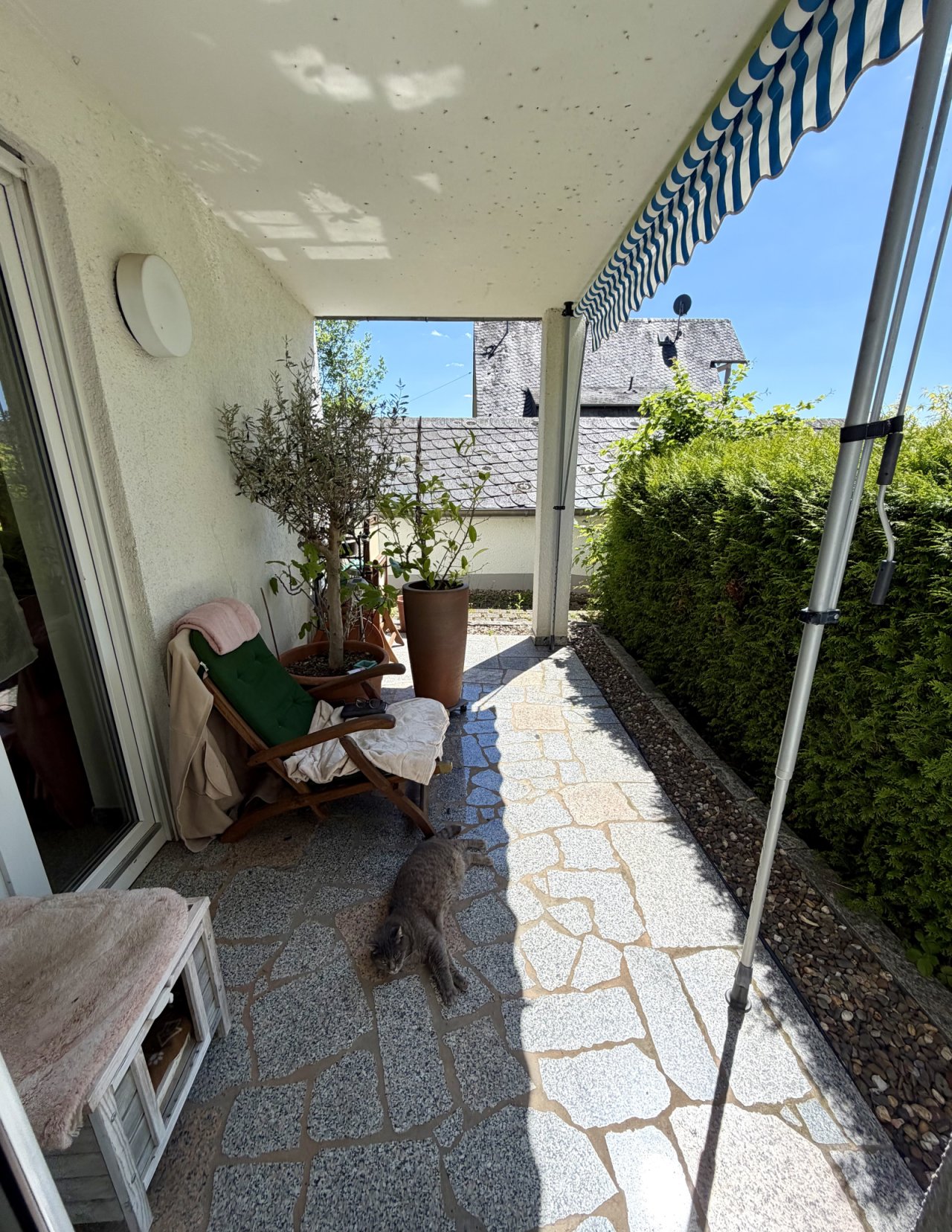 Überdachte Terrasse mit Markise und direktem Gartenblick Überdachte Terrasse mit Markise und direktem Gartenblick