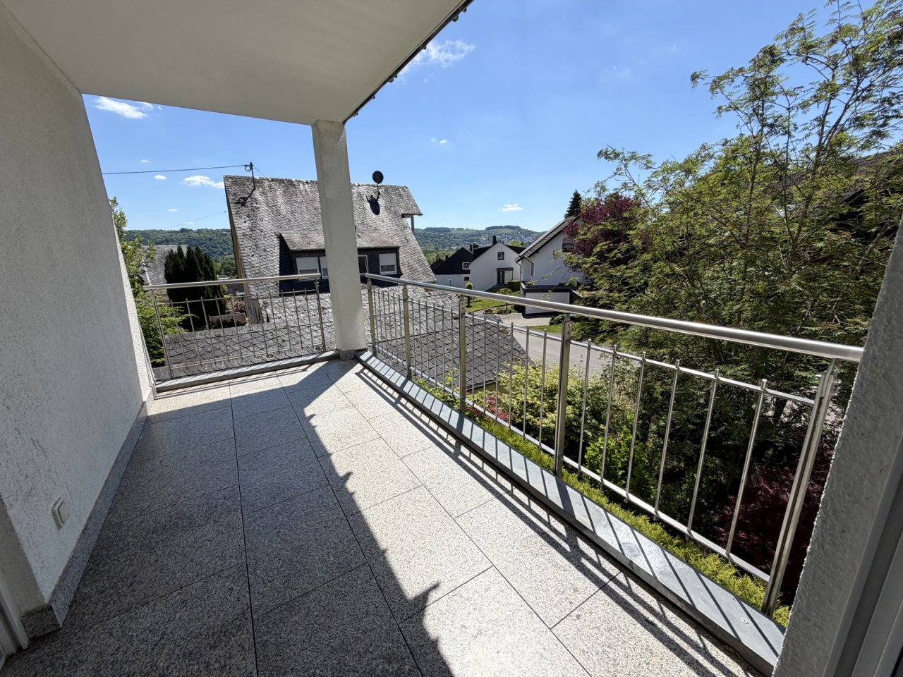 Terrasse mit Weitblick und modernem Edelstahlgeländer Terrasse mit Weitblick und modernem Edelstahlgeländer