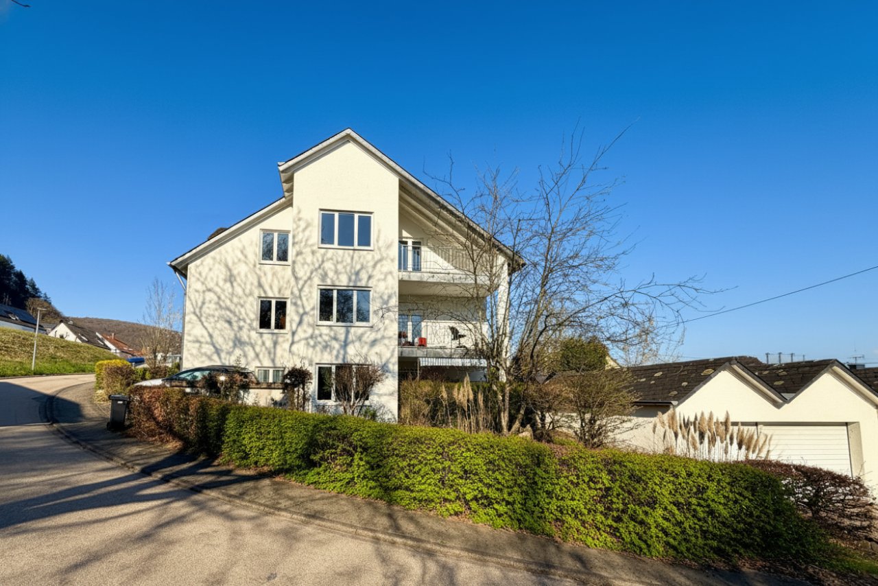 Modernes Mehrfamilienhaus mit ausgebauten Balkonen und optimaler Hanglage Modernes Mehrfamilienhaus mit ausgebauten Balkonen und optimaler Hanglage