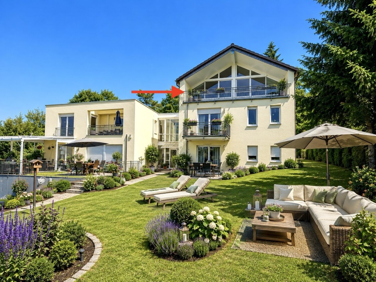 Moderner Galerie-Balkon mit Panoramafenstern und Ausblick
