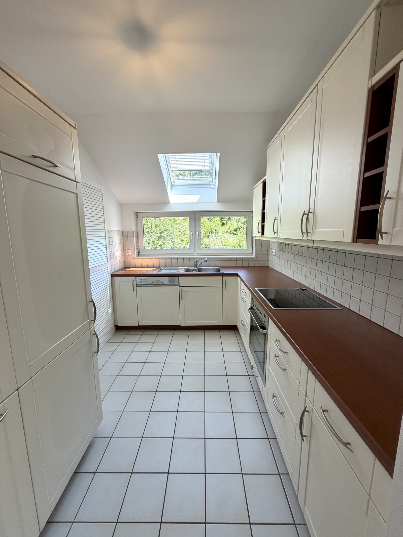 Funktionale Galeerenküche mit Dachfenster und optimaler Arbeitsfläche