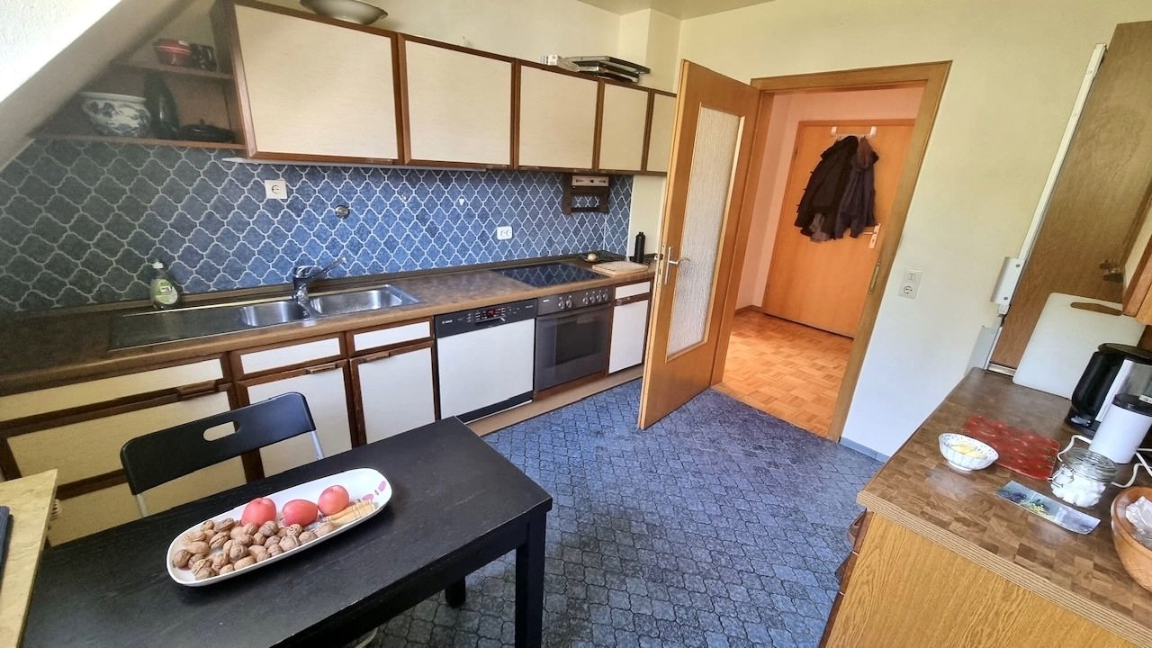 Moderne Küche mit hochwertiger Ausstattung und praktischem Grundriss