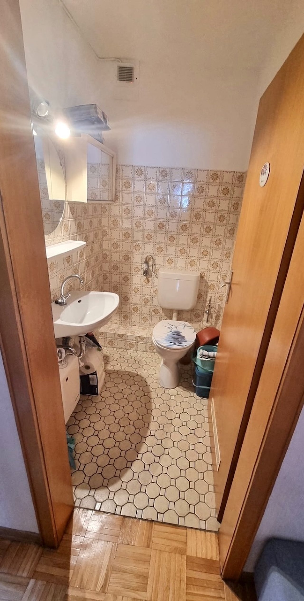 Funktionales Badezimmer mit praktischer Ausstattung und optimaler Raumnutzung