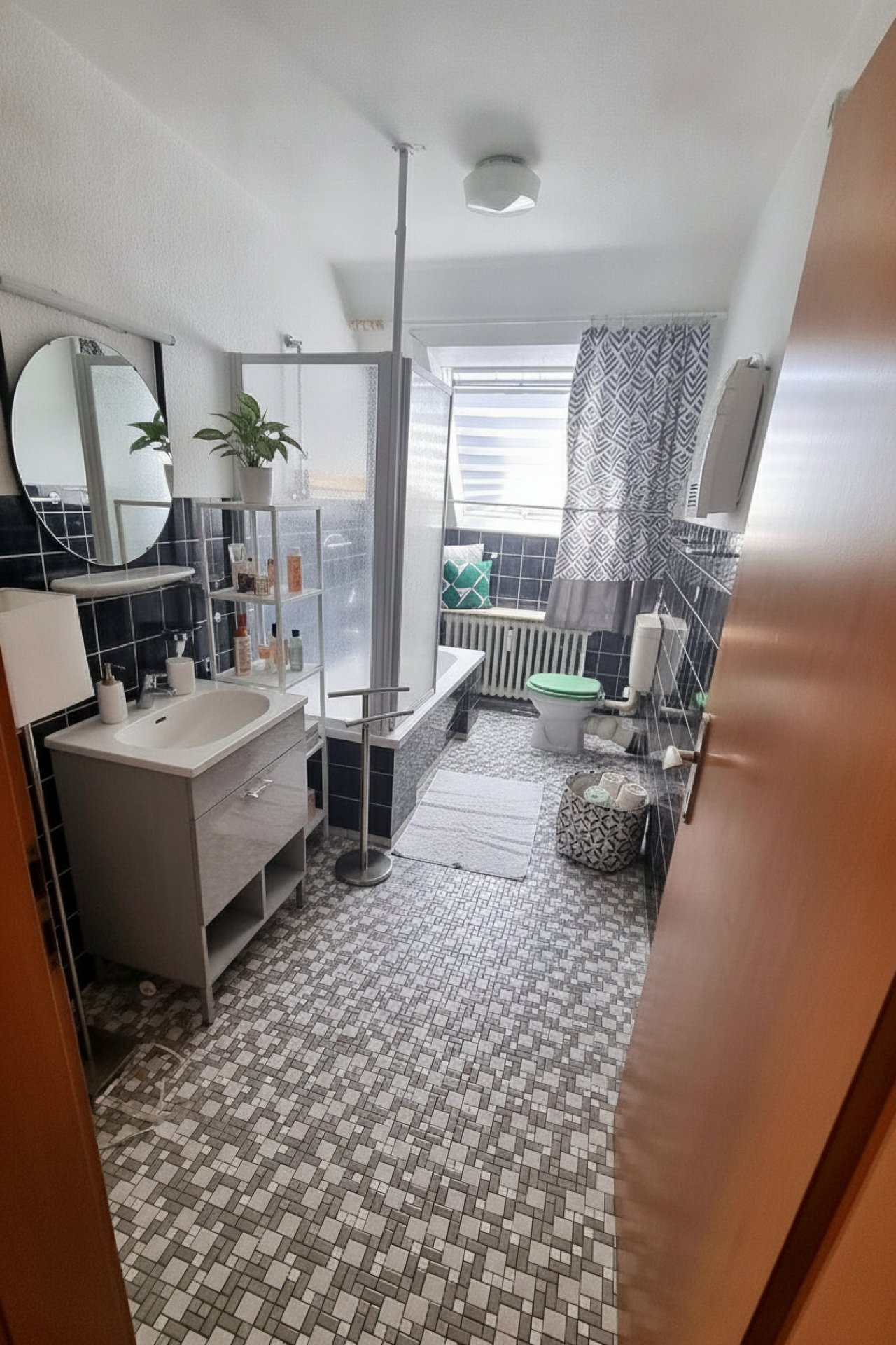 Modernes Badezimmer mit begehbarer Dusche und intelligenter Stauraum-Integration