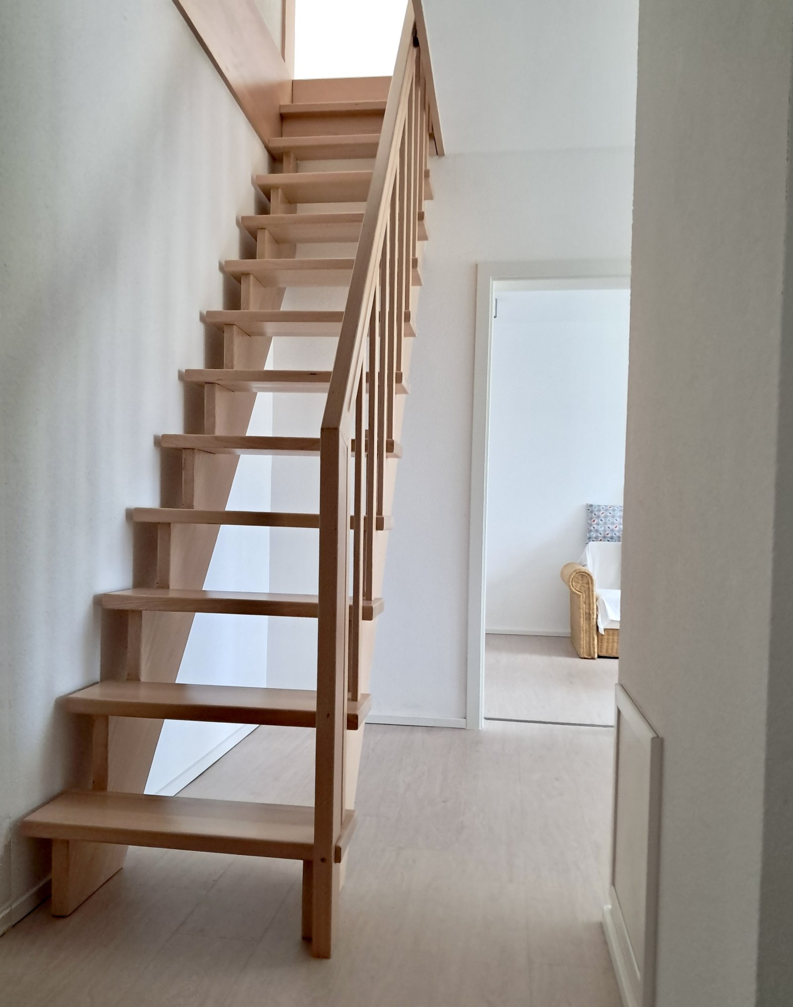 Moderne Holztreppe mit platzsparendem Design und eleganter Raumnutzung