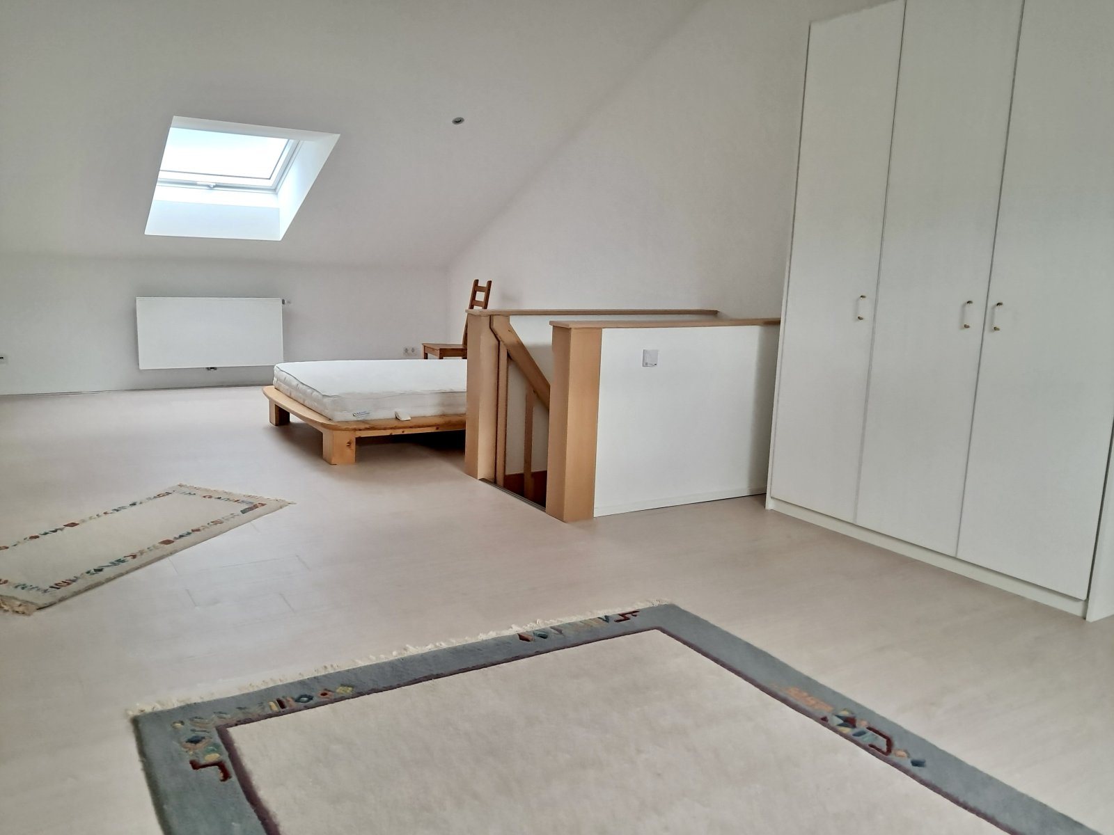 Dachgeschoss mit Spitzbodenfenster und optimaler Raumaufteilung