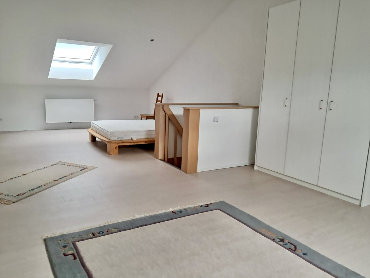 Dachgeschoss mit Spitzbodenfenster und optimaler Raumaufteilung