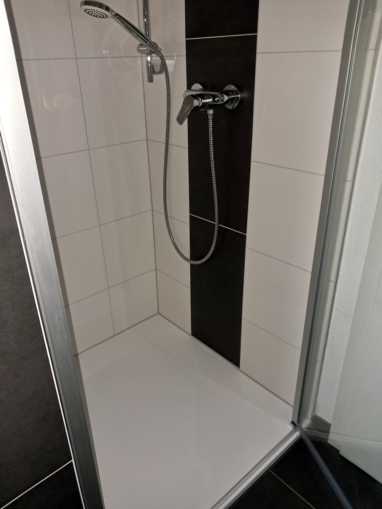 Modernes Duschbad mit bodengleicher Dusche und hochwertiger Ausstattung