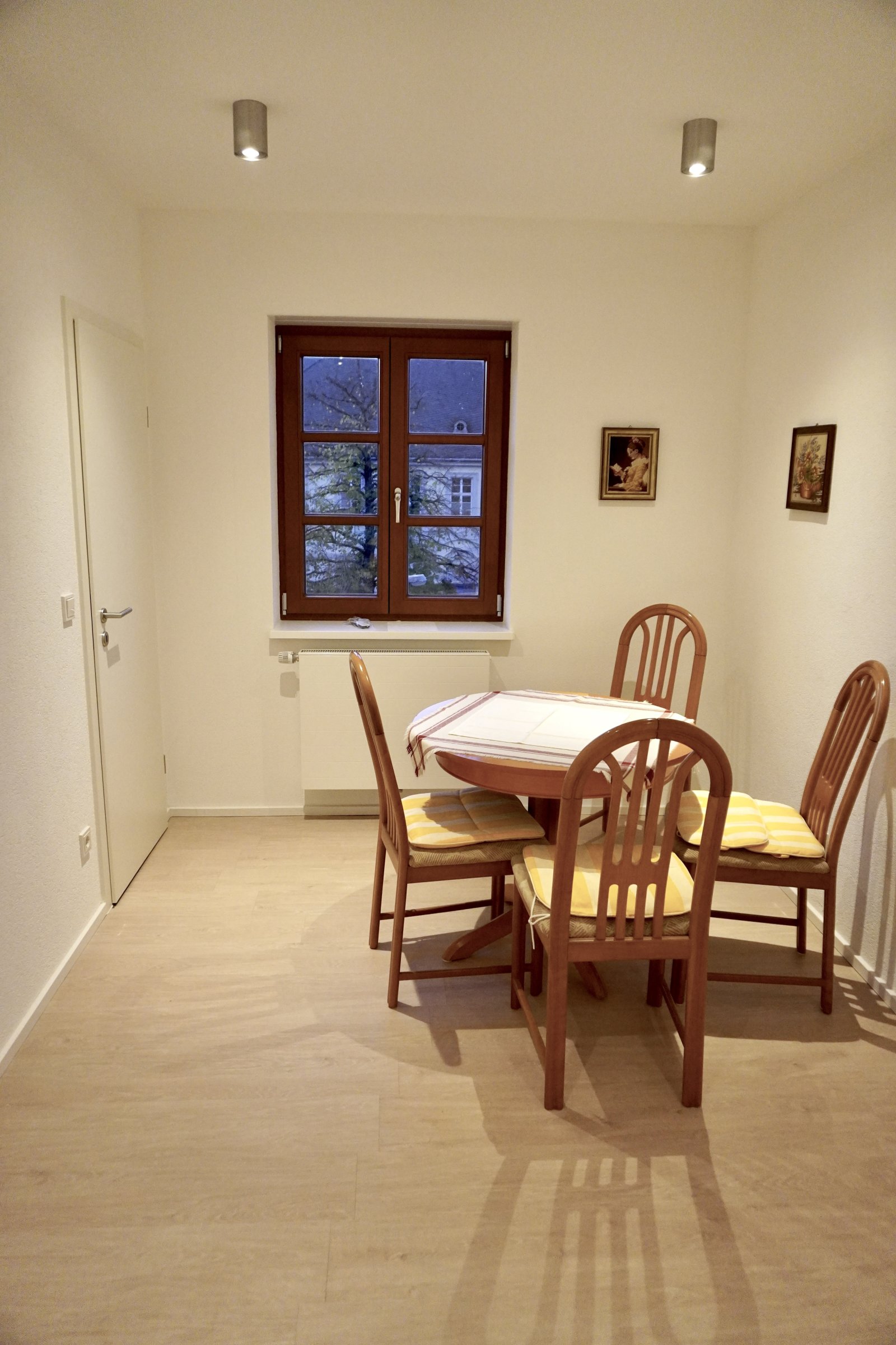 Speisezimmer mit hochwertigen Holzfenstern und durchdachtem Raumzuschnitt