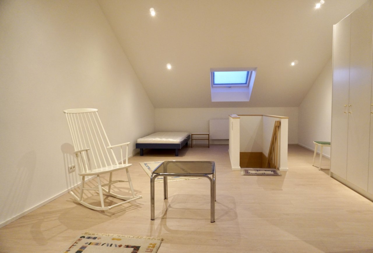 Helles Dachgeschoss mit Dachfenster und flexibler Raumgestaltung