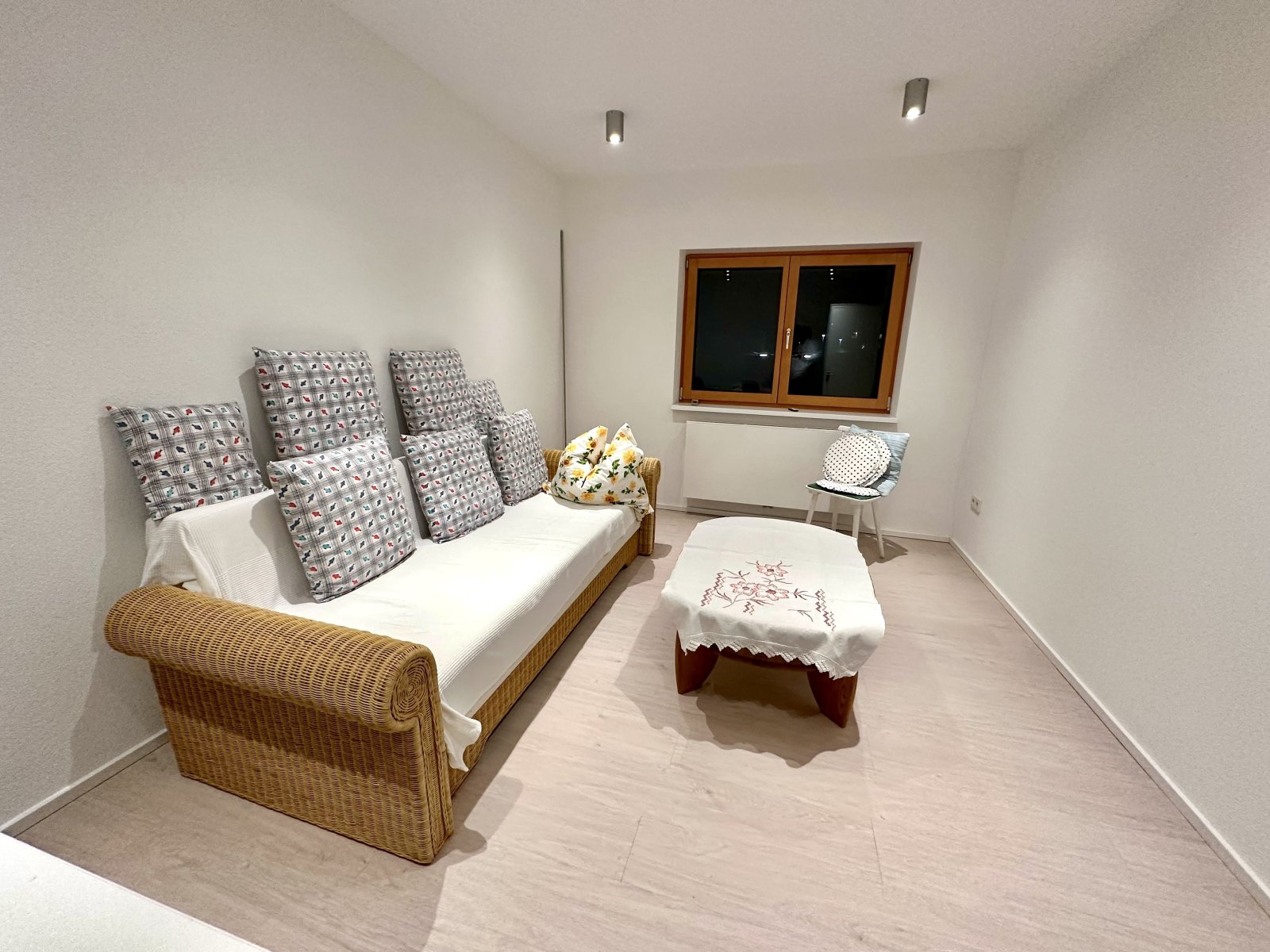 Helles Gästezimmer mit praktischer Raumaufteilung und modernem Deckenspotlicht