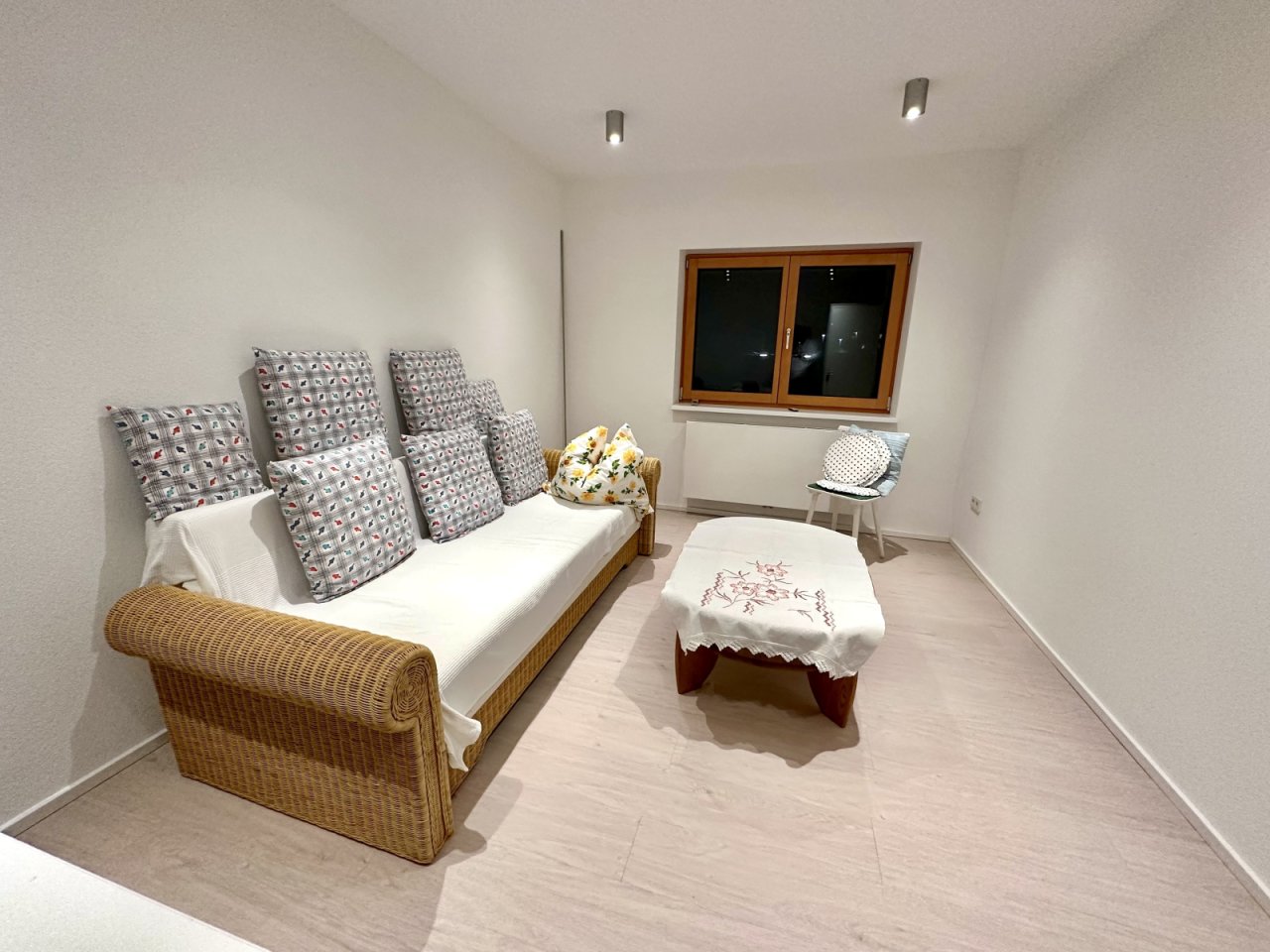 Helles Gästezimmer mit praktischer Raumaufteilung und modernem Deckenspotlicht