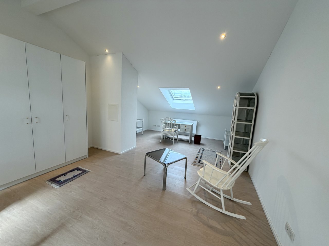 Helles Dachgeschoss mit Dachfenster, Einbauschränken und flexiblem Raumangebot Helles Dachgeschoss mit Dachfenster, Einbauschränken und flexiblem Raumangebot