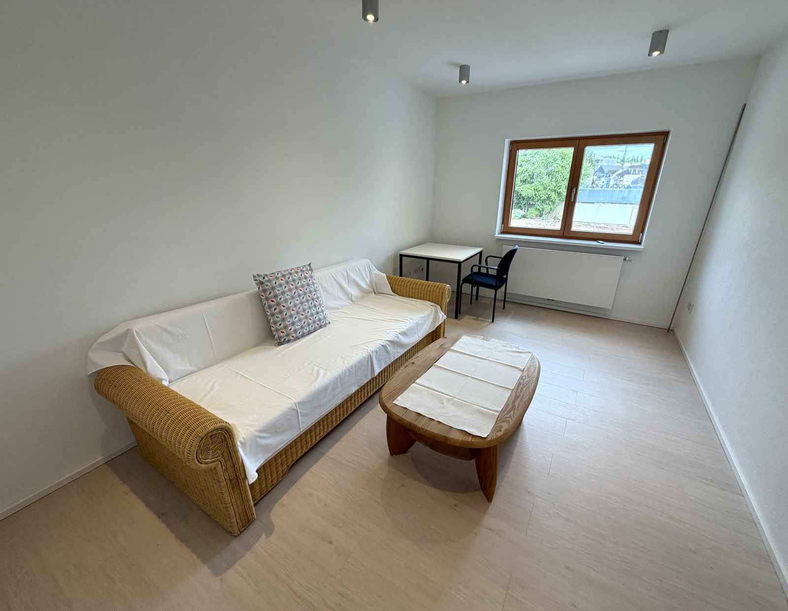 Helles Wohnzimmer mit Arbeitsbereich und Ausblick auf die Wasserlage Helles Wohnzimmer mit Arbeitsbereich und Ausblick auf die Wasserlage