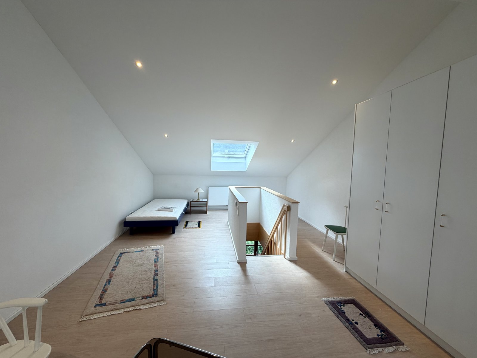 Helles Dachgeschoss mit Dachfenster, Einbauschränken und flexiblem Multifunktionsbereich Helles Dachgeschoss mit Dachfenster, Einbauschränken und flexiblem Multifunktionsbereich
