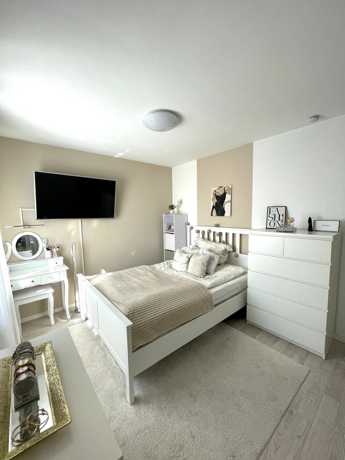 Schlafzimmer mit integriertem Entertainment-Bereich und optimaler Stauraum-Lösung Schlafzimmer mit integriertem Entertainment-Bereich und optimaler Stauraum-Lösung