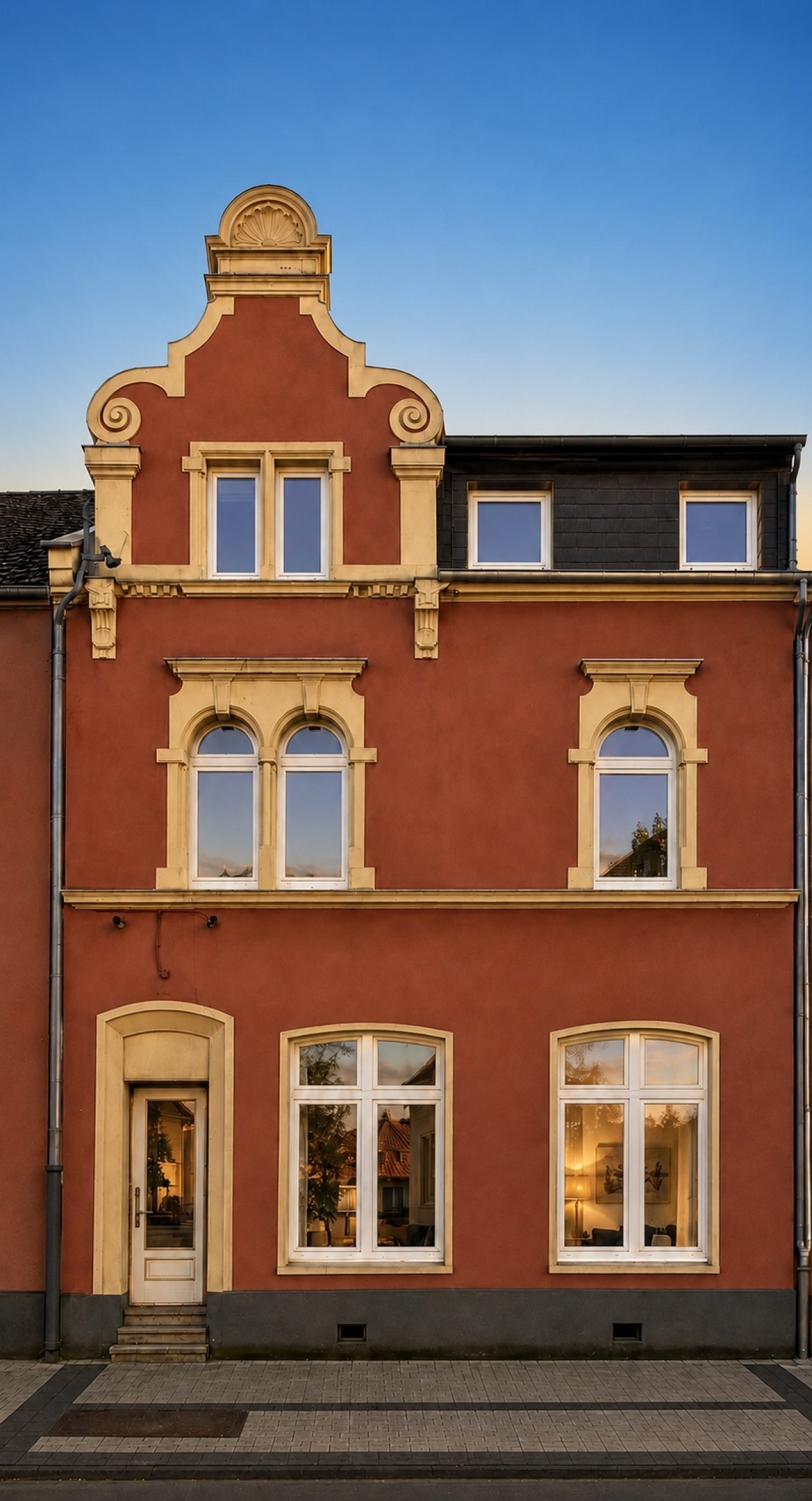 Charmante Fassade mit klassischer Architektur und hochwertigen Fensterdetails Charmante Fassade mit klassischer Architektur und hochwertigen Fensterdetails