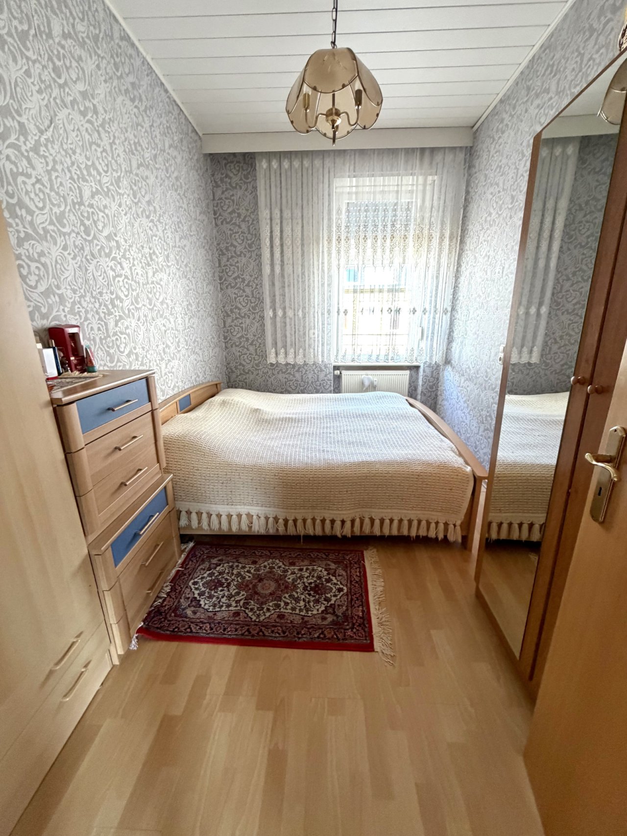 Helles Schlafzimmer mit Spiegelschiebetür und praktischer Raumnutzung Helles Schlafzimmer mit Spiegelschiebetür und praktischer Raumnutzung