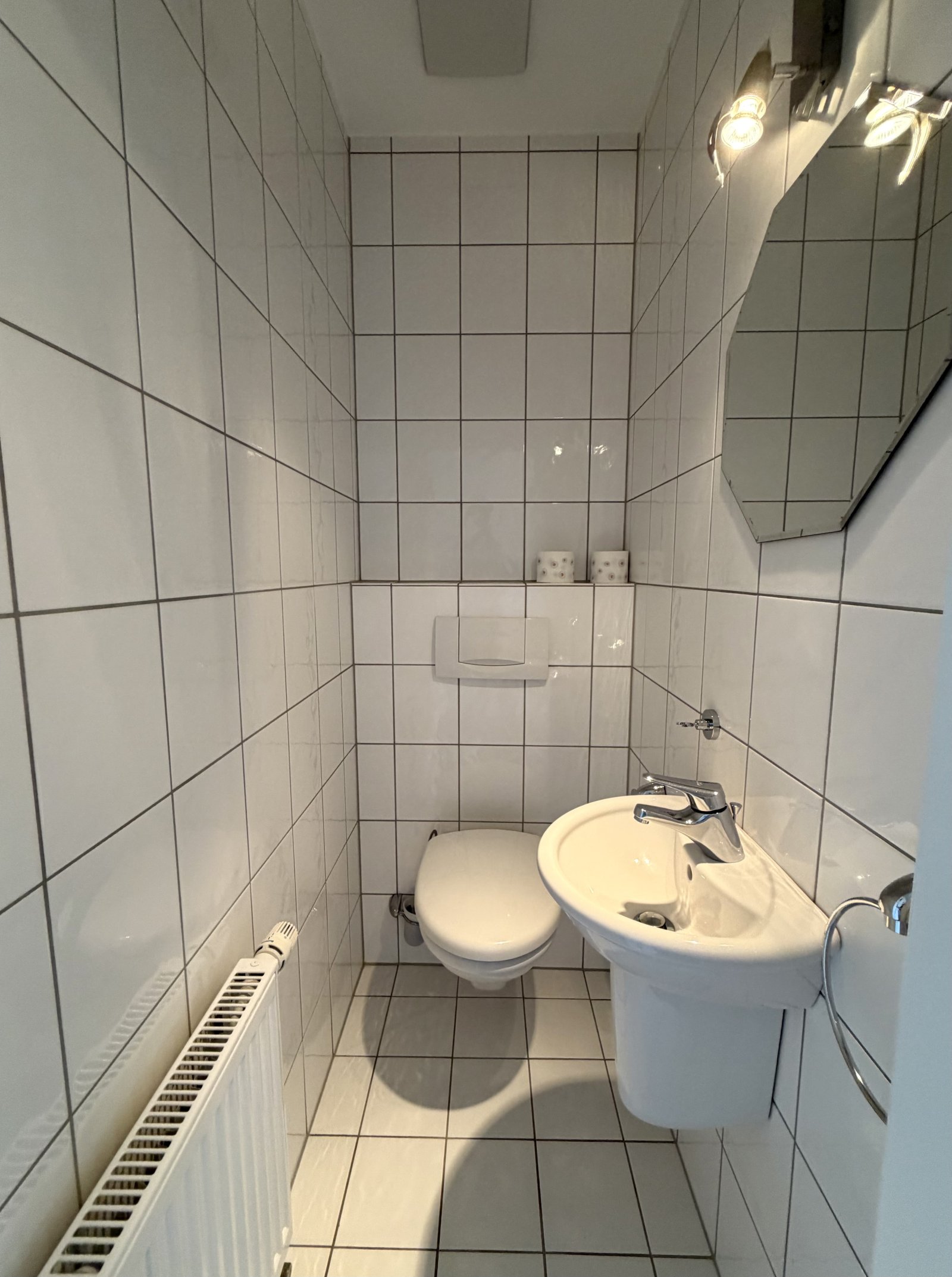 Funktionales Badezimmer mit Doppelwaschbecken und Fliesenausstattung Funktionales Badezimmer mit Doppelwaschbecken und Fliesenausstattung