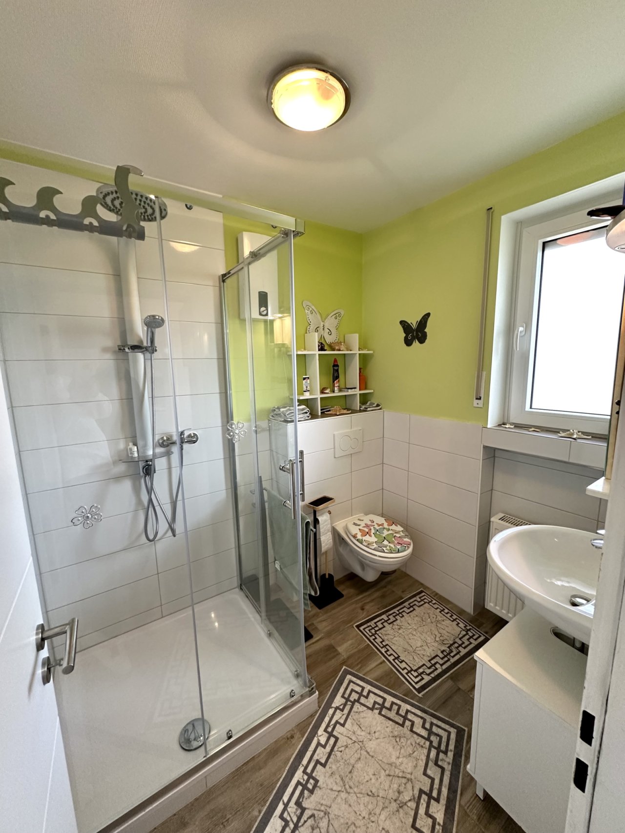 Modernes Badezimmer mit begehbarer Dusche und integriertem Stauraum